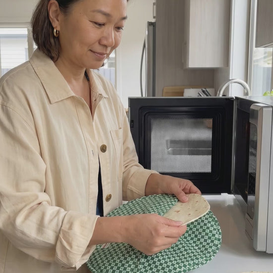 Advertisement showing microwave safe and insulation features of tortilla warmer