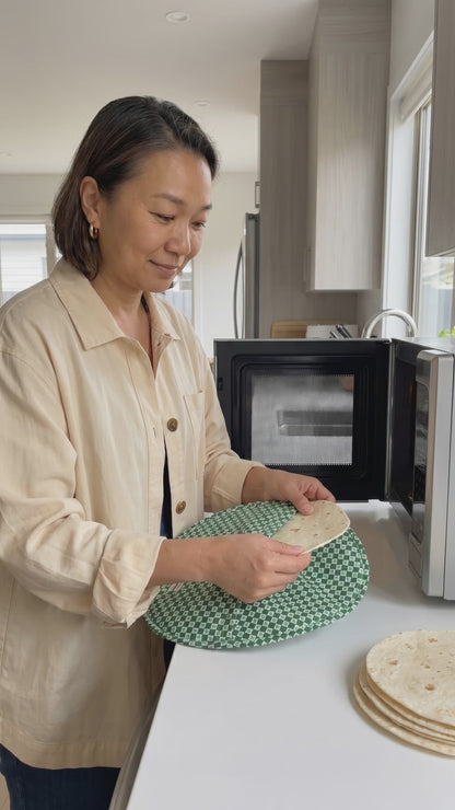 Advertisement showing microwave safe and insulation features of tortilla warmer
